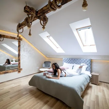 Rustic Luxury - Centre Bid Zone Apartment